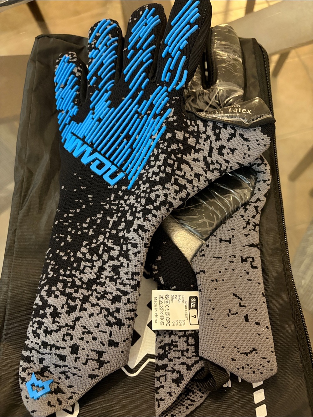 Men's Grip Training Soccer Gloves Goalkeeper Goalie